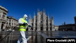 Dezinfectarea Pieței Duomo din Milano, Italia.