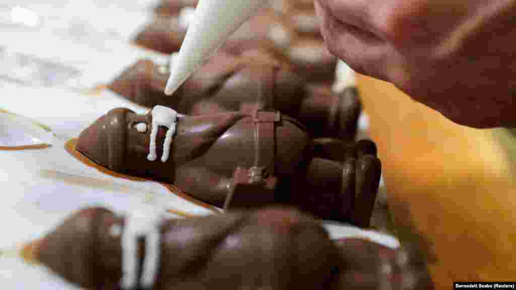 Rimóczi László magyar cukrászmester egy maszkot népszerűsítő csokoládémikuláson dolgozik lajosmizsei műhelyében 2020. november 20-án. 2020 januárjában a WHO szerint a kínai hatóságok megállapították, hogy a járványt egy új koronavírus okozta. Nem sokkal később Thaiföld jelentette a koronavírus első megerősített, Kínán kívüli esetét