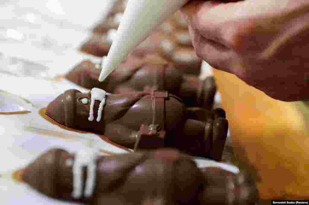Венгерский кондитер Ласло Римоци работает над шоколадной маской для лица Санты в своей мастерской. Лайошмиже, Венгрия, 20 ноября 2020 года