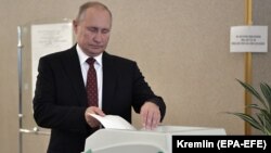 Russian President Vladimir Putin casts his vote at a polling station in Moscow on September 8.