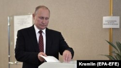 Vladimir Putin səs verir