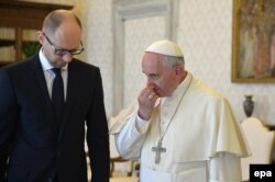 Premierul Arseni Iațeniuk în audiență privată la Vatican pe 26 aprilie.