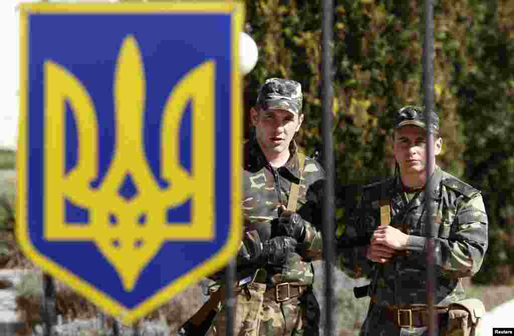 نیروهای نظامی اوکراین در حال نگهبانی در یک پایگاه نظامی در روستای &laquo;لیوبیمووکا&raquo; در جنوب غربی سیمفروپول