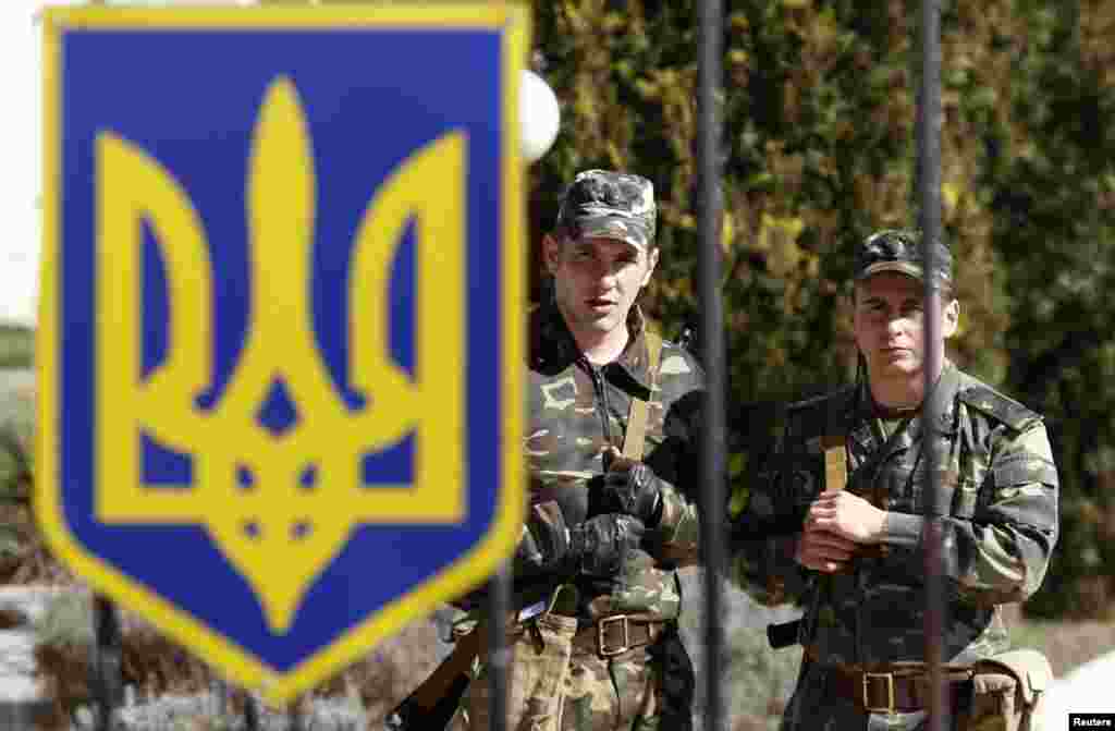 Украинские военные охраняют базу в деревне Любимовка неподалеку от Симферополя. 