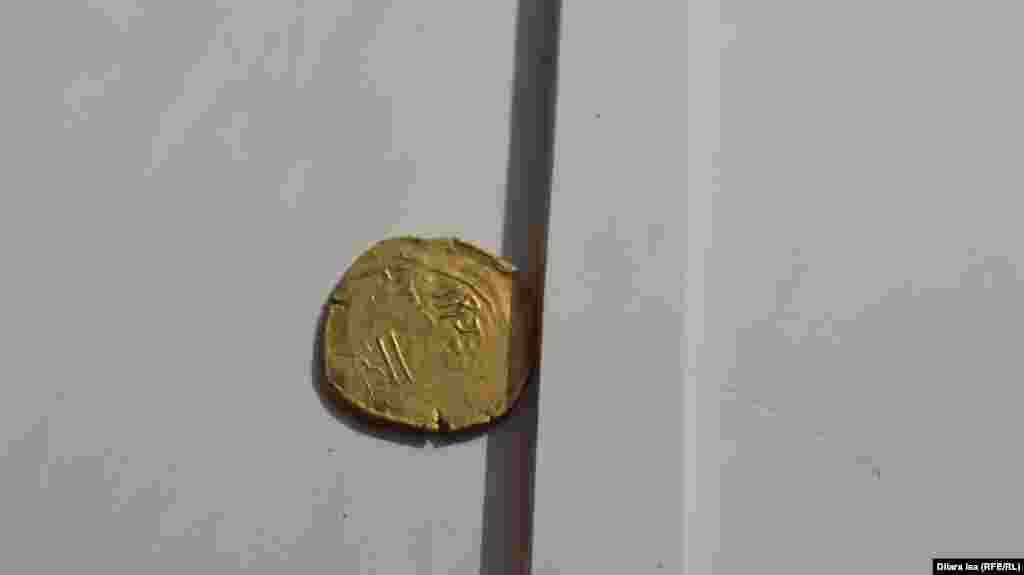 Отчеканенный в средневековом Самарканде золотой динар с именем Чингисхана.