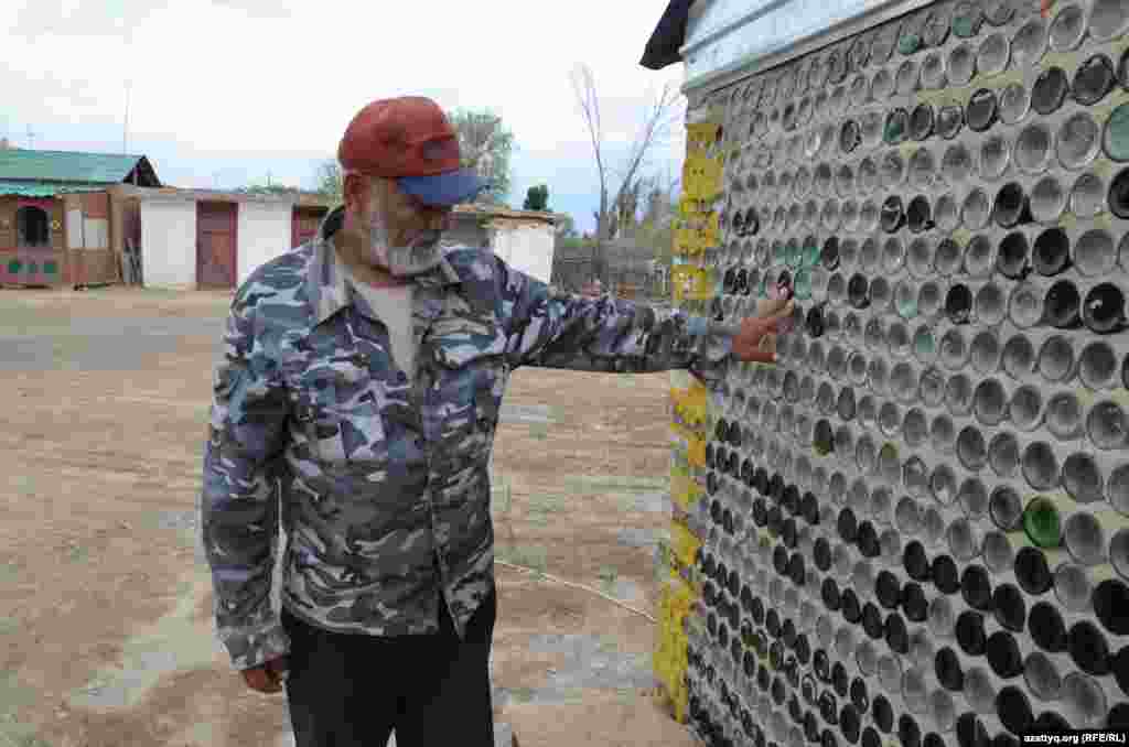 Зарип Нысанбеков, житель аула имени Турмагамбета, построивший баню из стеклянных бутылок.