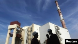Workers stand in front of Iran's Bushehr nuclear power plant, which lies some 1,200 kilometers south of Tehran. (file photo)