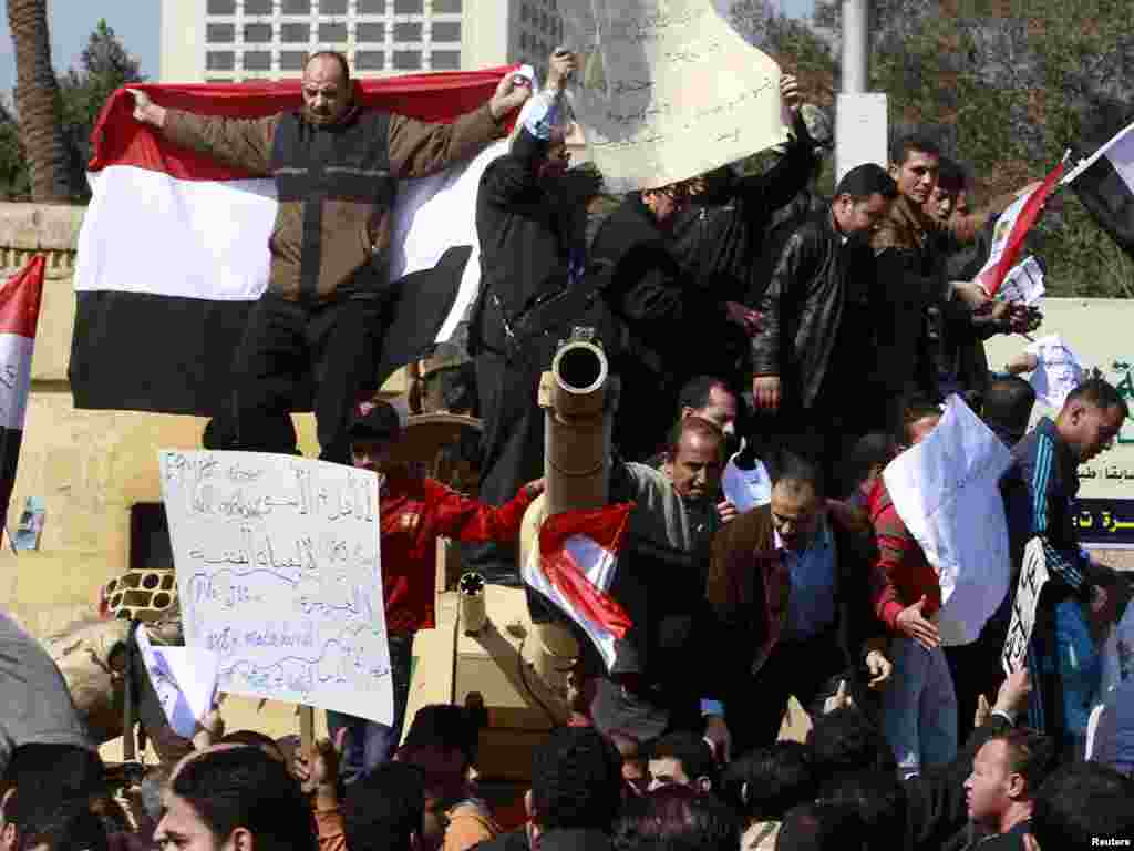 Hosni Mubarakin tərəfdarları Tahrir meydanı yaxınlığında, 2 fevral 2011