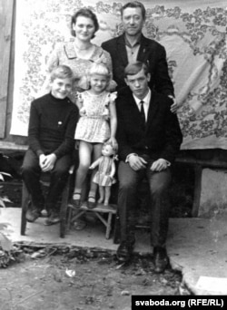 Пасьля 10-й клясы з бацькамі, братам і сястрой. Бялынічы, 1968