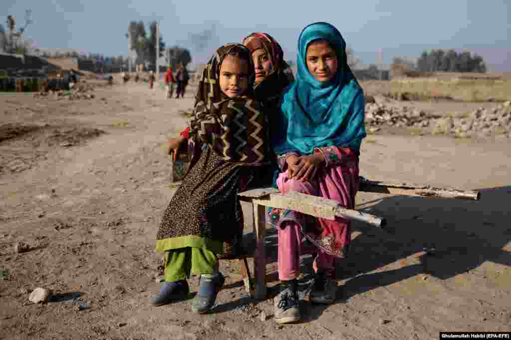 Surata düşýän owgany gyzlary. Sarhood etraby, Nangarhar welaýaty. (epa-EFE/Ghulamullah Habibi)