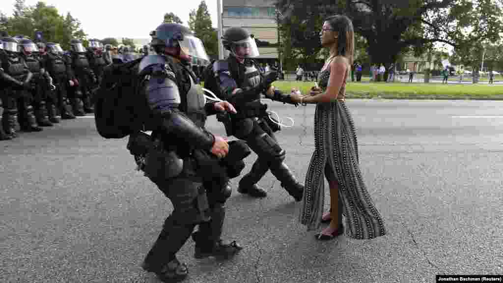 Учасниця протестів Іешія Еванс завдяки цій фотографії стала символом руху Black Lives Matter у США: її заарештували під час протестів у Батон Руж. Британське видання &laquo;Гардіан&raquo; лірично відгукнулося про фотографії: &laquo;Вона &ndash; німфа Боттічеллі, атакована лиходіями з Зоряних Воєн. У той же час, здається, ніби її поза, що випромінює впевненість, зупинила їх, змусила відступити&raquo;. Фотограф Reuters Джонатан Бахман згадав цей момент у менш вигадливих виразах: &laquo;Я обернувся, подивився через праве плече й побачив цю жінку, яка стояла на дорозі. Я відразу зрозумів, що станеться... Я швидко перемістився і зробив знімок. Коли я прийшов назад до своєї машини й переглянув кадри, я знав, що в мене &ndash; сильна фотографія. Однак, я не міг припустити, що фотографія стане такою популярною. Я вдячний, що вона вплинула на обговорення важливої ​​проблеми в цій країні&raquo;, &ndash; сказав фотограф.