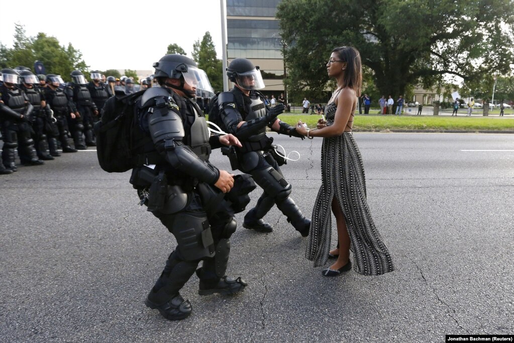 Protestuesja Ieshia Evans përballet me Policinë gjatë protestave afër selisë qendrore të Policisë në Baton Rouge, Louisiana.