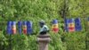 Monumentul lui A. Puşkin printre drapelele UE şi ale R. Moldova. 11 mai 2019