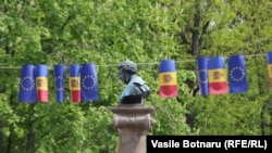 Monumentul lui A. Puşkin printre drapelele UE şi ale R. Moldova. 11 mai 2019