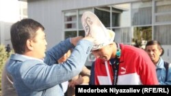 Жиу-житсу боюнча Азия Оюндарынын чемпиону чемпиону Төрөкан Багынбай уулун жакындары салтанаттуу тосуп алышты.
