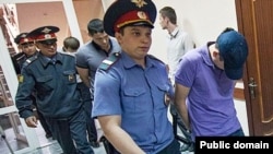 Подсудимых бывших полицейских отдела "Дальний" ведут в зал суда