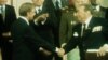 Джимми Картер (слева) и Леонид Брежнев обмениваются рукопожатием (1970-е годы)