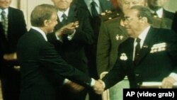 Джимми Картер (слева) и Леонид Брежнев обмниваются рукопожатием (1970-е годы).