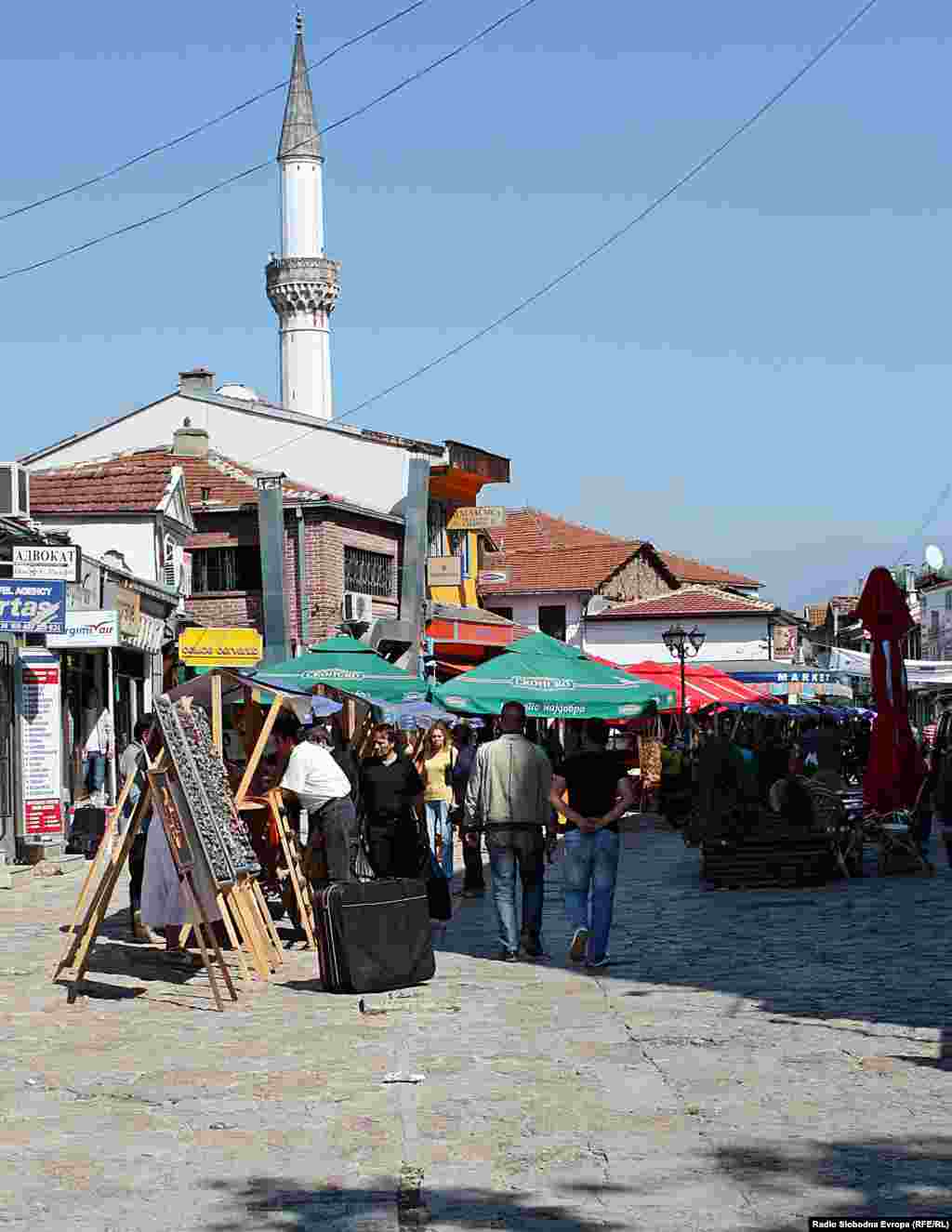 Тезгите на пазарот за ракотворби во Стара Чаршија