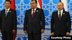 Президент Китая Си Цзиньпин (слева), президент Таджикистана Эмомали Рахмон и президент России Владимир Путин. Душанбе, 12 сентября 2018 года.