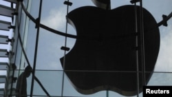Гонконг қаласындағы Apple таңбасының жарығы компанияның негізін қалаушы Стив Джобс қайтыс болған күні өшіп тұрды. Қытай, 6 қазан 2011 жыл. 