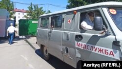 Коронавирус жұқтырған науқастарға көмекке келген медицина қызметкерлері. Орал, 19 шілде 2020 жыл.
