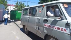 Медицинский автомобиль у въезда в учреждение.