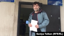 Journalist Vincent Prado outside the specialized administrative court in Aqtau on September 27.