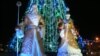 Фигуры Аяз Аты и Снегурочки у новогодней ёлки в Астане. 27 декабря 2012 года.
