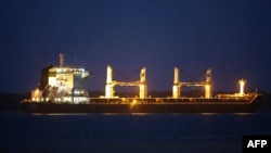 نمایی از کشتی ایرانی «باوند» که در بندر پاراناگوا برزیل معطل سوخت‌گیری است.