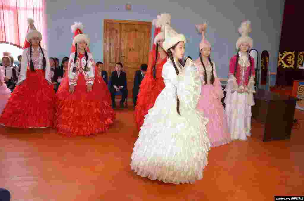 Участницы конкурса &laquo;Девушка с косой&raquo; отвечали на вопросы о казахских народных способах ухода за красивыми и длинными волосами, о казахских народных украшениях для волос.