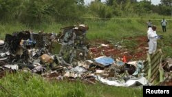 Әуеден құлаған жолаушылар ұшағының қалдықтарын зерттеп жүрген адамдар. Куба, 18 мамыр 2018 жыл.