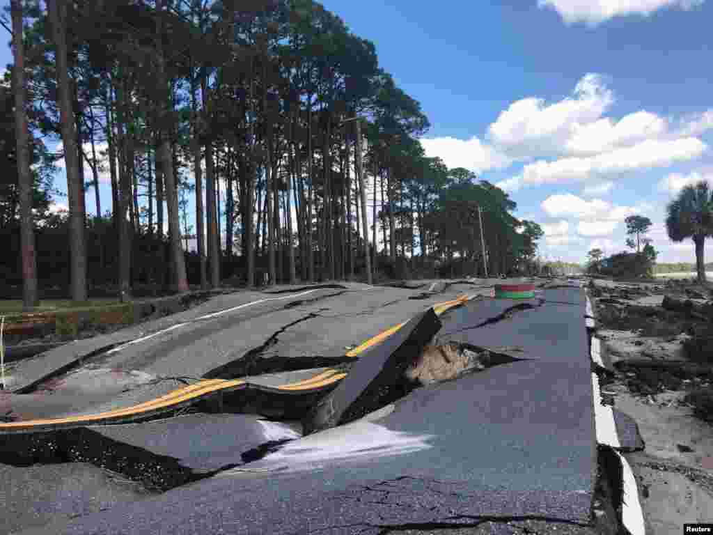 Një rrugë e dëmtuar në Karabell, Florida.