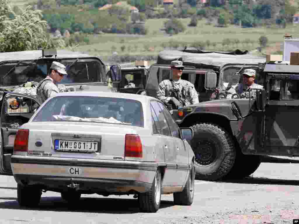 Američki vojnici u sastavu KFOR-a proveravaju vozila iz Srbije koja ulaze na Kosovo nakon otvaranja prelaza u Jarinju uništenog prethodni dan. 28. jul 2011.