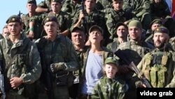 Російська співачка Юлія Чичеріна серед підтримуваних Росією бойовиків на Донбасі, 2016 рік, скріншот із кліпу