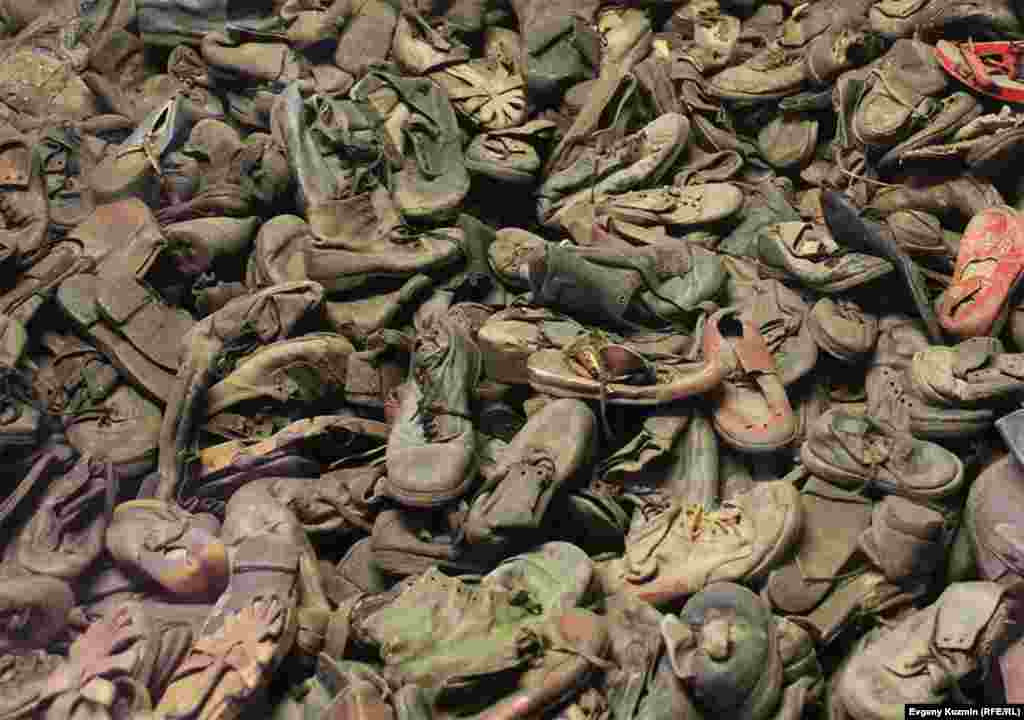 Детская обувь, оставшаяся от малолетних узников