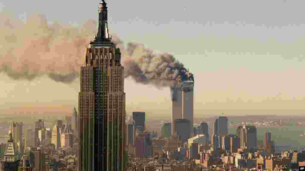 11 septembrie 2001, New York, ora locală 8:46. Un avion de pasageri loveşte turnul nordic al World Trade Center din New York. &nbsp;