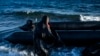Žena na obalama Grčke nakon što je čamcem uspjela preći iz Turske