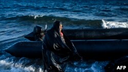 Një grua e moshur e forografuar pardje pasi ka arritur në ujëdhesën greke Lesbos