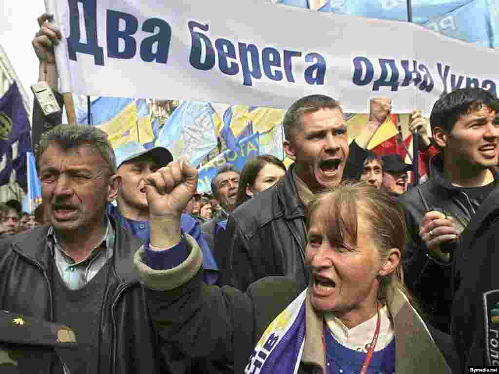 Ukraine -- Supporters of prime minister and the parliamentary coalition in Independence Square in Kyiv, 04Apr2007