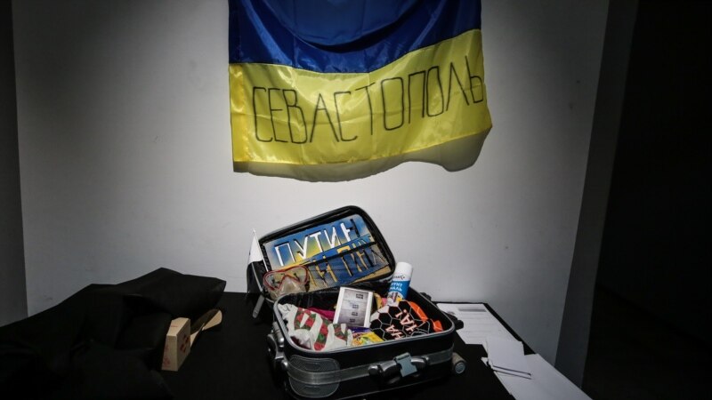 «Чемоданы правозащитников»: выставка с личными вещами крымчан, покинувших полуостров (фотогалерея)