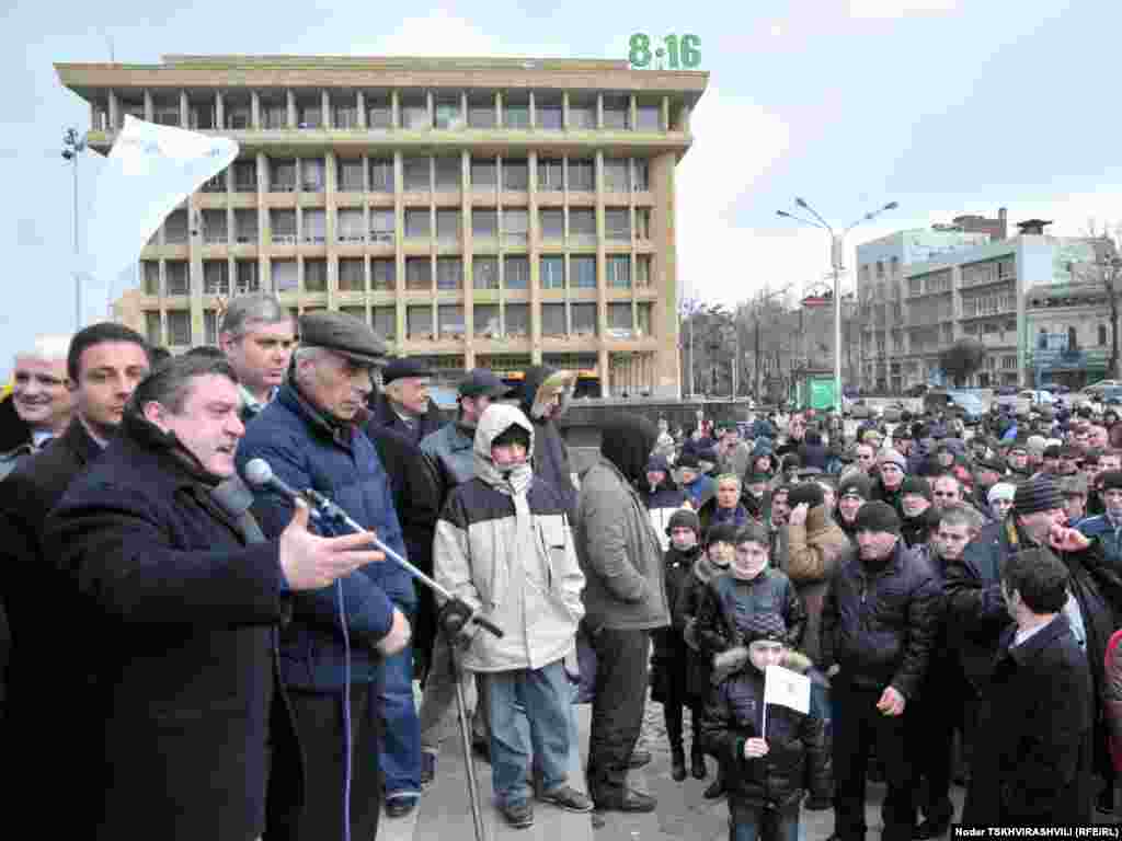 ვარდების მოედანზე შეკრებილი საპროტესტო აქციის მონაწილეები - რამდენიმე დღეა, რაც თბილისში სამარშრუტო მიკროავტობუსების მძღოლების საპროტესტო აქციები იმართება.