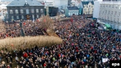 Исландия астанасы Рейкьявикте парламент үйі алдында өтіп жатқан қарсылық акциясы. 5 сәуір 2016 жыл.