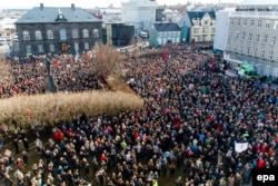"Панамагейт" құжаттарында премьер-министрлерінің аты аталған соң шеруге шыққан Исландия тұрғындары. Рейкьявик, Исландия парламенті ғимаратының алды, 4 сәуір 2016 жыл.