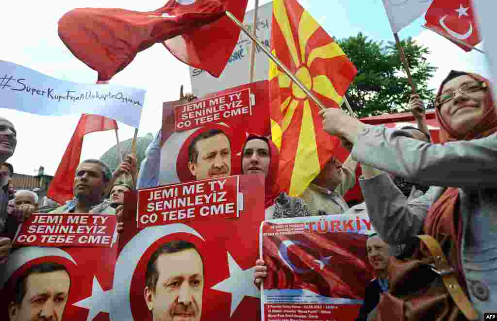 Makedonija - Članovi turske zajednice u Skopju održali su skup podrške premijeru Erdoganu, 14. juni 2013. Foto: AFP / Robert Atanasovski 