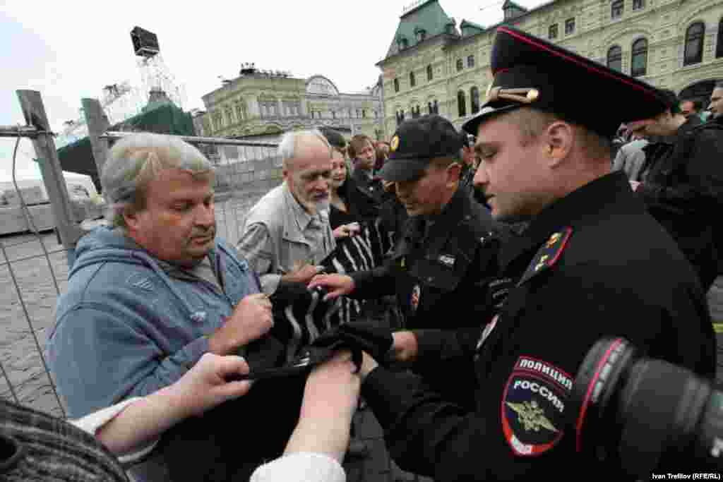 &laquo;Ежедневный журнал&raquo; интернет-басылмының бас редакторы Александр Рыклин (сол жақта). Қызыл алаң, Мәскеу, 25 тамыз 2013 жыл.