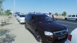 Автомобили на дороге в Актау, административном центре Мангистауской области.
