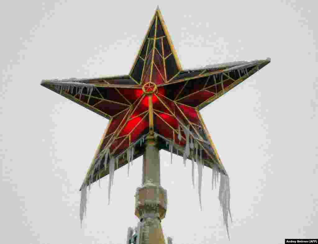 The five new stars (an extra star was added to the Vodovzvodnaya Tower) were built with ruby-colored glass and stuffed with lightbulbs that glowed through Moscow&rsquo;s long winter nights. The stars were mounted on bearings that allow them to swivel in the wind.