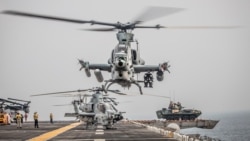 Dikuçarlar 2019-njy ýylda Ormuz bogazynda USS Boxer amfibiýa gämisiniň üstünden howa galýarlar. 