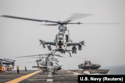 Elicopterele decolează de pe nava de asalt amfibie USS Boxer în timp ce aceasta traversează Strâmtoarea Hormuz în 2019.